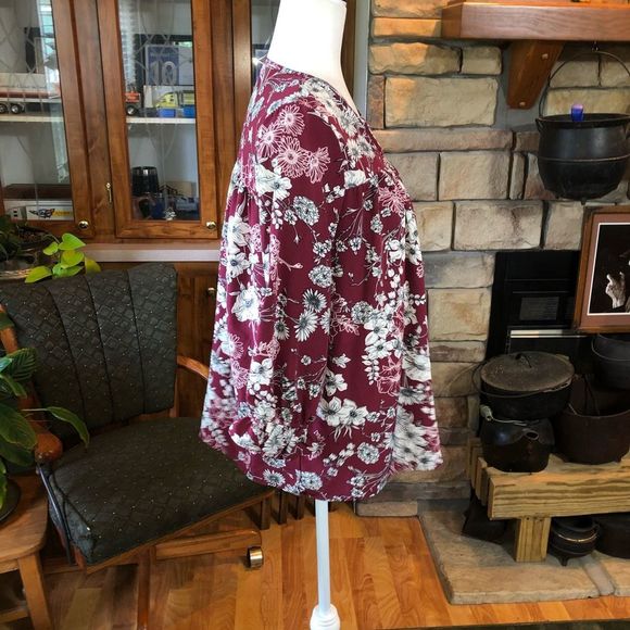 Lake Flower size Medium wine colored floral v/neck - Picture 3 of 4